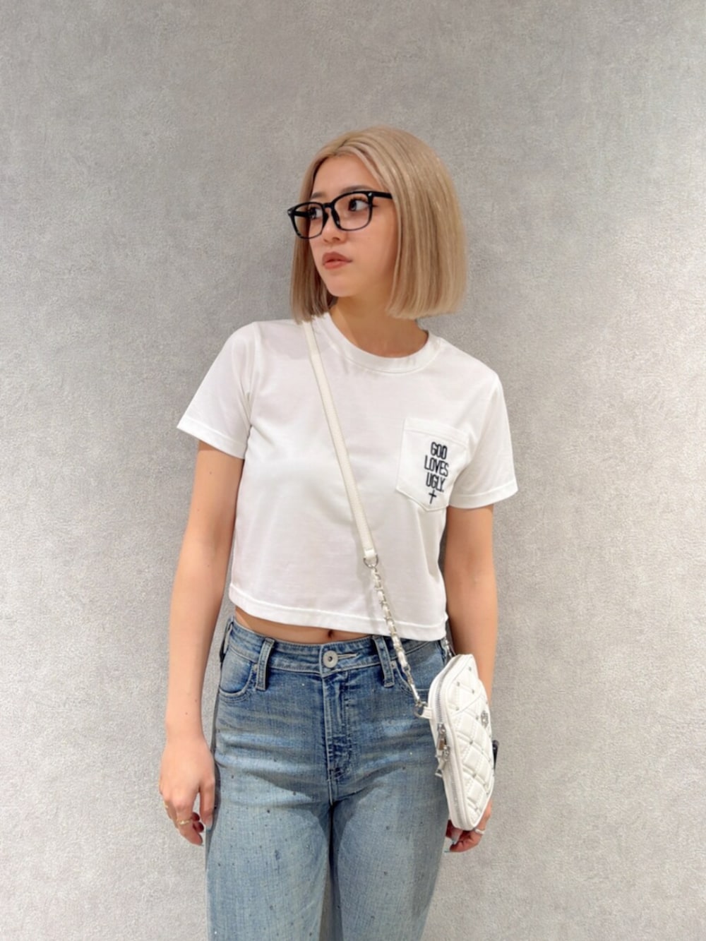 ホワイト系のサンダル、ブルー系のデニムパンツ、ホワイト系のTシャツ/カットソーを着用したレディースの夏コーディネートの4枚目の写真