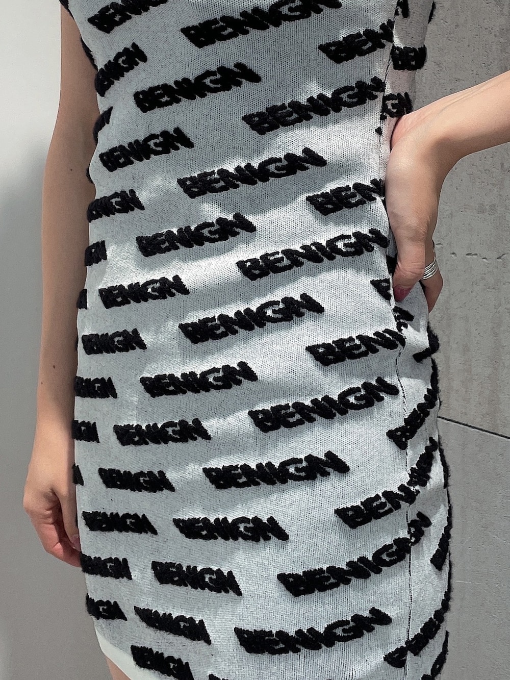 ホワイト系のワンピース、ブラック系のブーツを着用したレディースの夏コーディネートの5枚目の写真