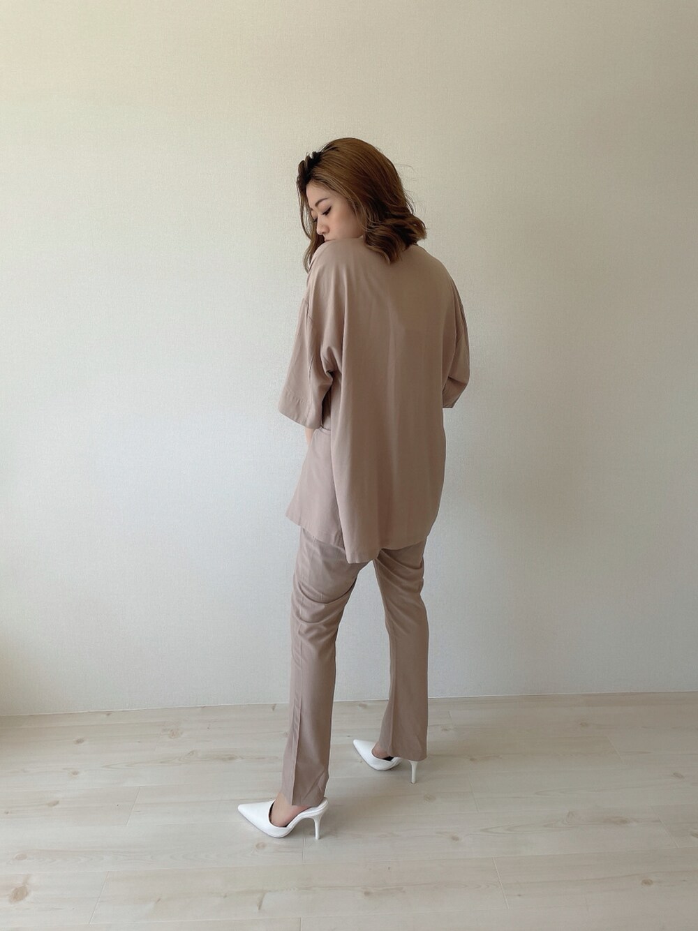 ピンク系のその他パンツ、ホワイト系のキャミソール、ピンク系のシャツ/ブラウスを着用したレディースの春コーディネートの3枚目の写真