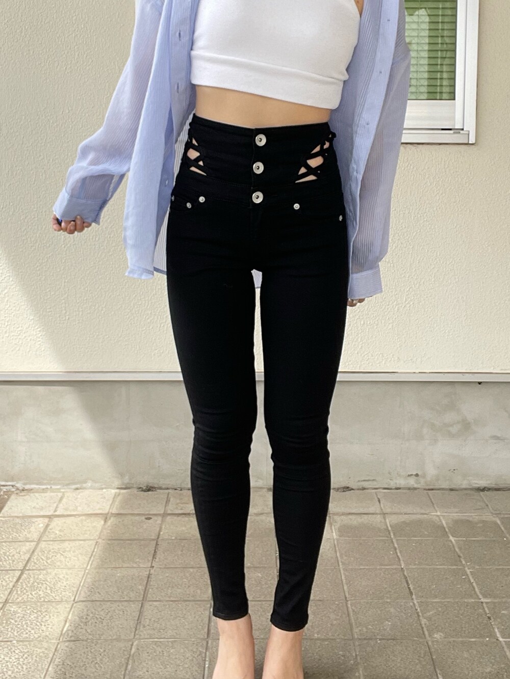 ブルー系のシャツ/ブラウス、ブラック系のデニムパンツ、ブラック系のパンプスを着用したレディースの春コーディネートの5枚目の写真