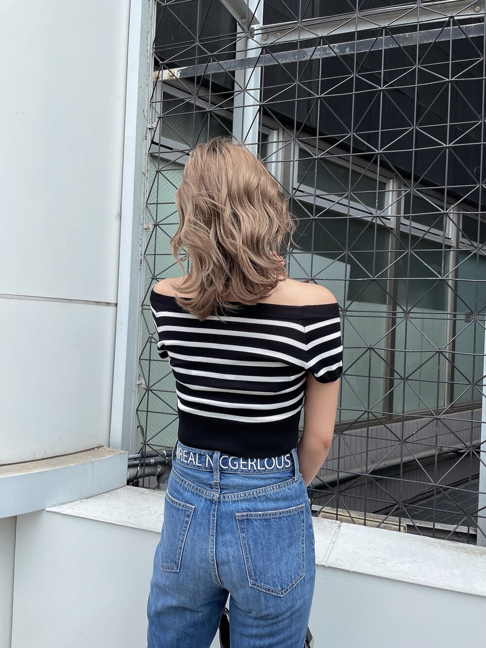 その他のニット/セーター、ブルー系のデニムパンツ、ブラック系のパンプスを着用したレディースの春コーディネートの5枚目の写真