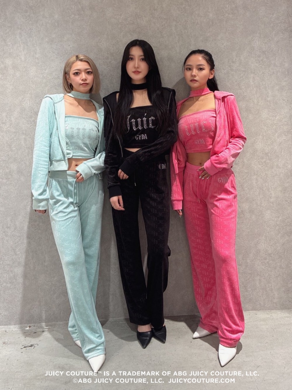 ピンク系のパーカー、ピンク系のスウェットパンツ、ブラック系のスウェットパンツを着用したレディースの冬コーディネートの3枚目の写真