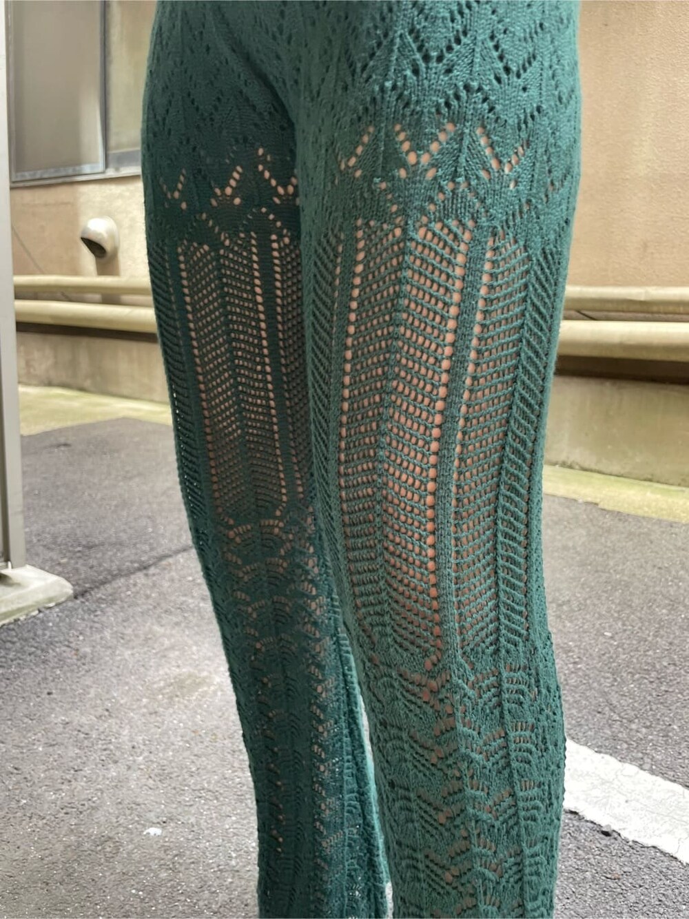 ブラック系のサンダル、グリーン系のその他パンツ、ブラック系のTシャツ/カットソーを着用したレディースの夏コーディネートの7枚目の写真