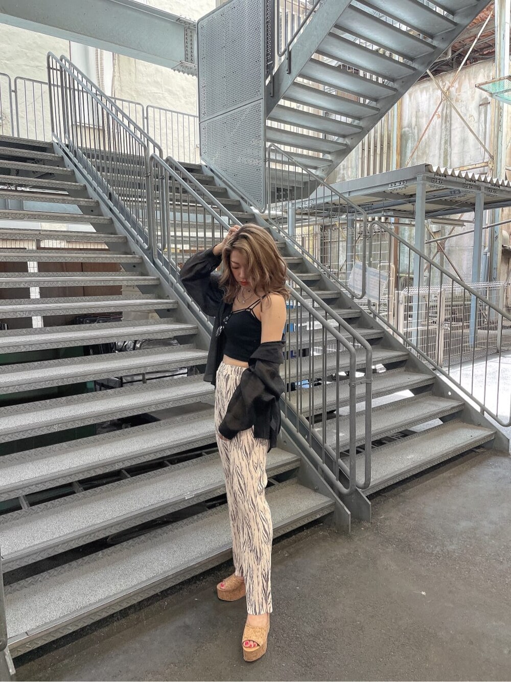 ベージュ系のサンダル、ブラック系のシャツ/ブラウス、ブラック系のキャミソールを着用したレディースの夏コーディネートの2枚目の写真