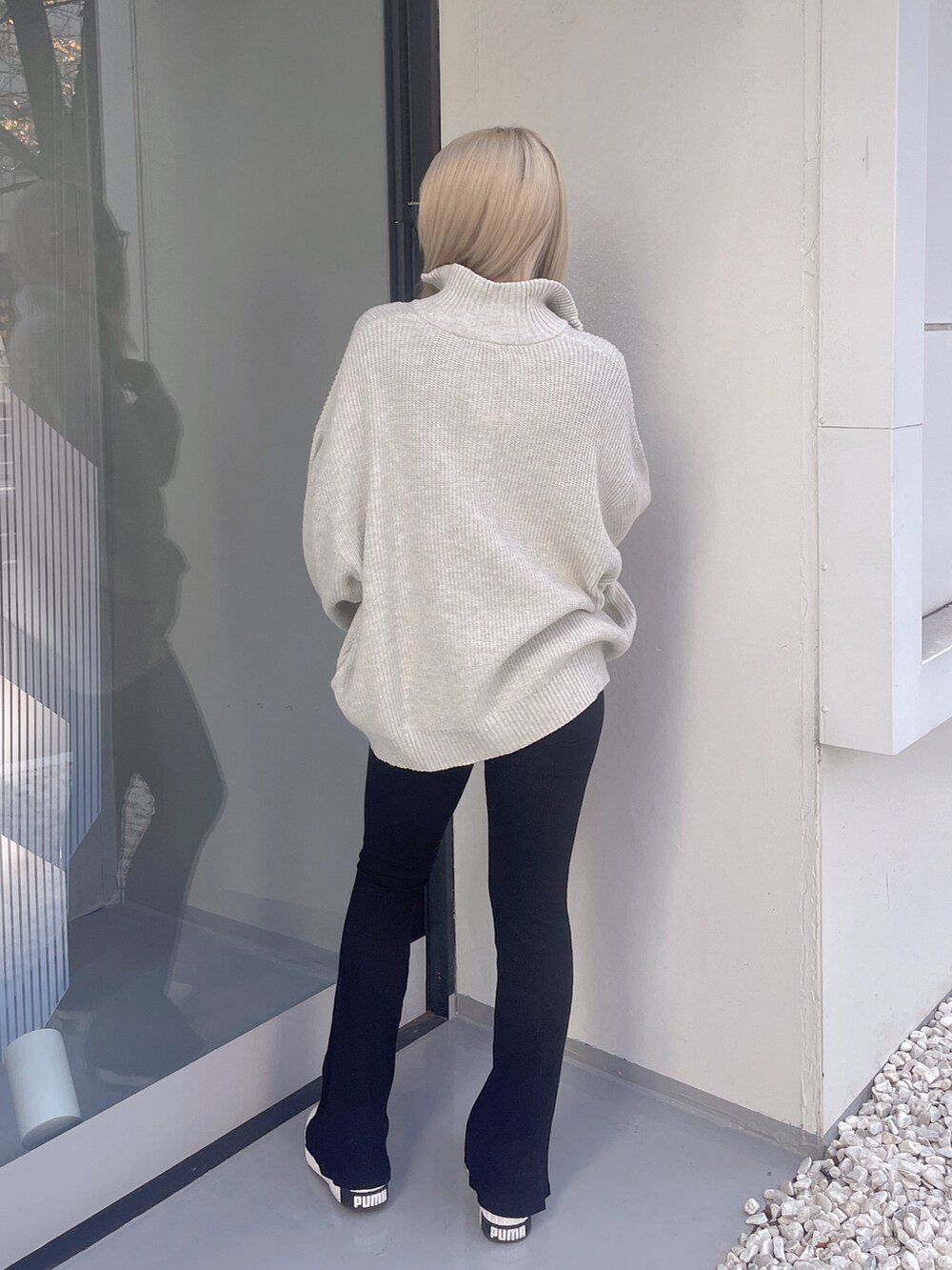 グレー系のニット/セーターを着用したレディースの冬コーディネートの3枚目の写真