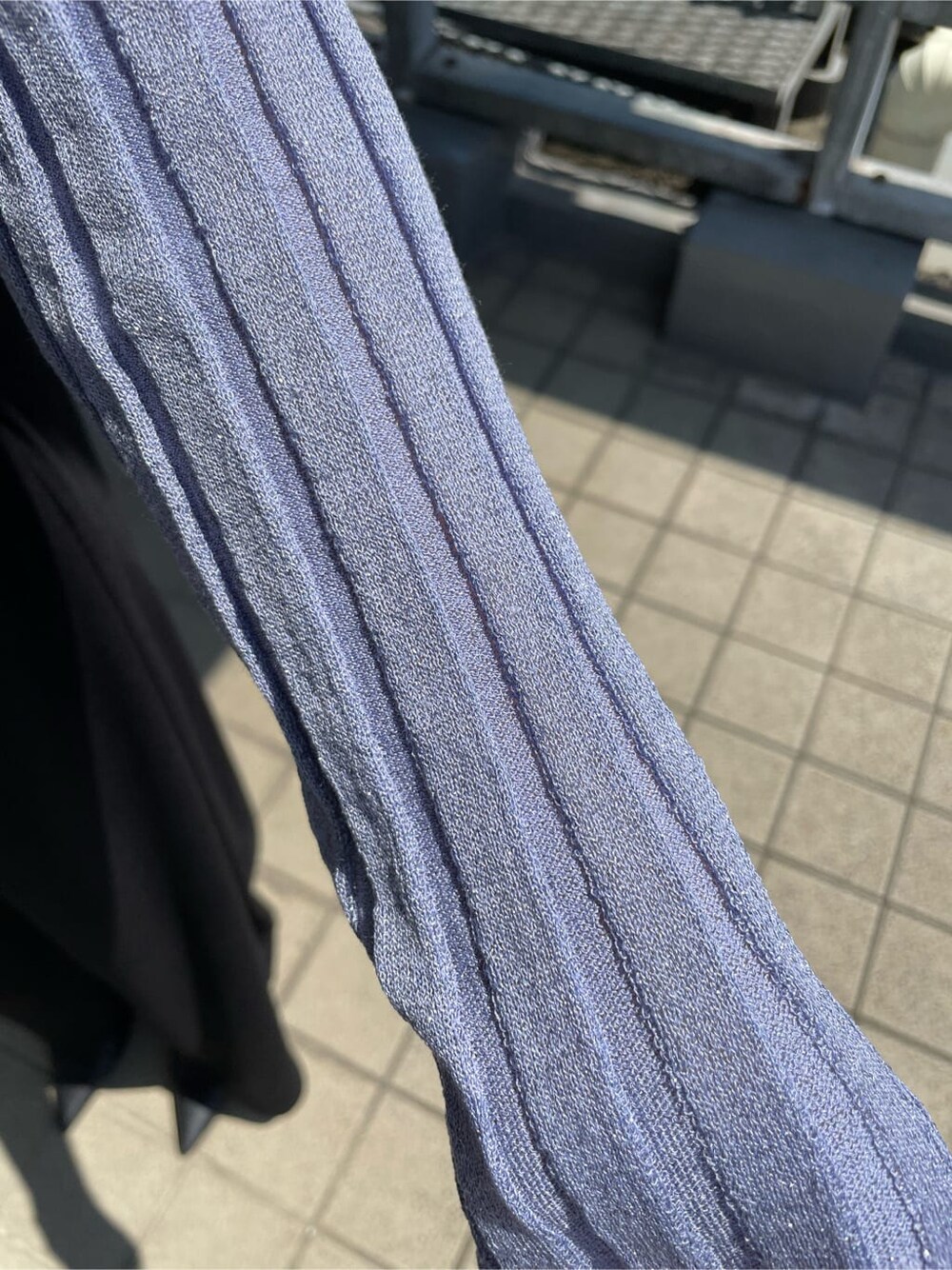 ブラック系のパンプス、ブラック系のつなぎ/オールインワン、パープル系のカーディガン/ボレロを着用したレディースの春コーディネートの7枚目の写真