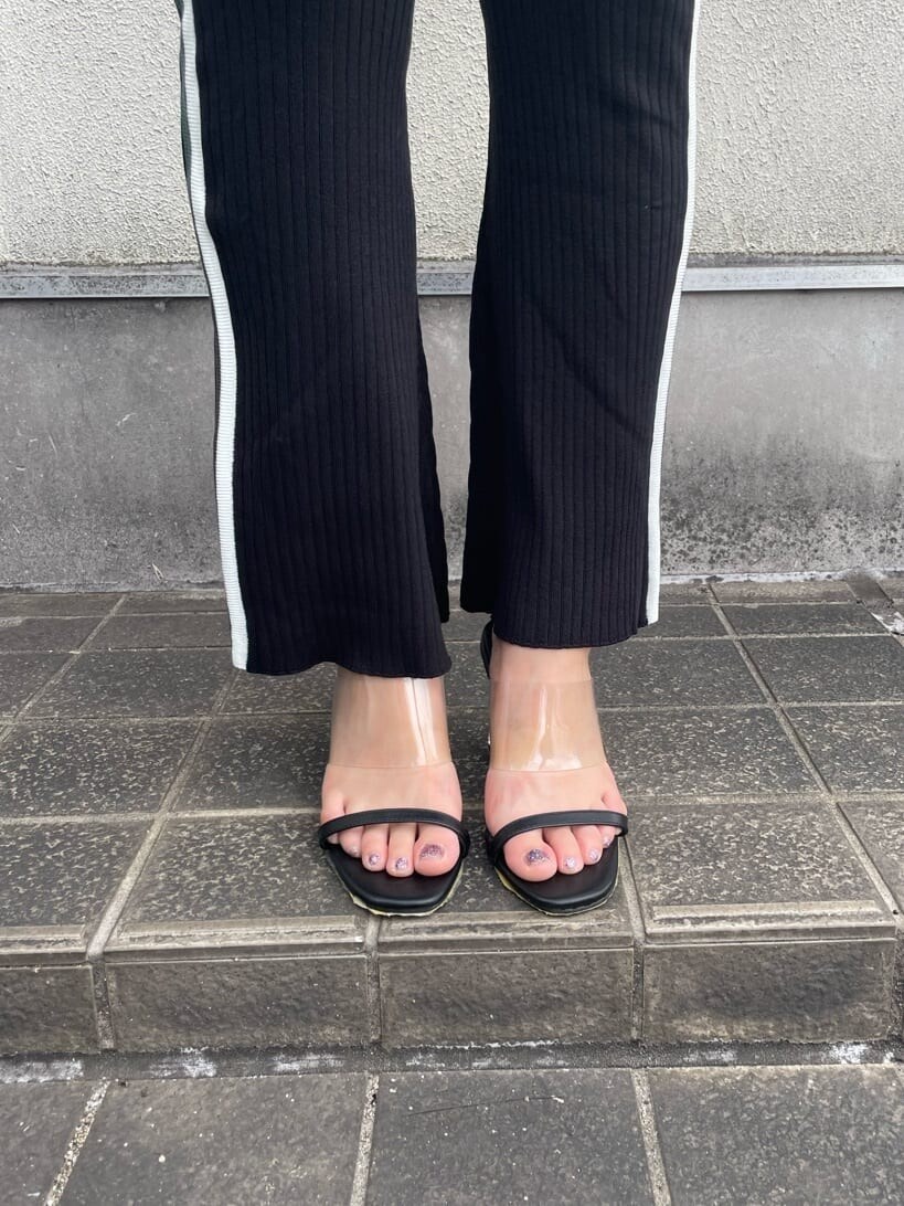 ブラック系のサンダル、ブラック系のその他パンツ、ホワイト系のTシャツ/カットソーを着用したレディースの夏コーディネートの7枚目の写真
