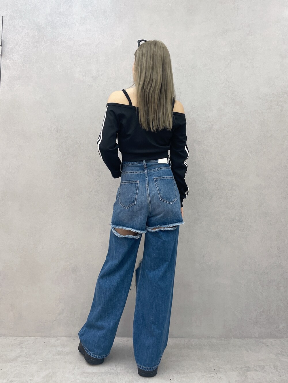 ブラック系のTシャツ/カットソー、ブルー系のデニムパンツを着用したレディースの春コーディネートの2枚目の写真