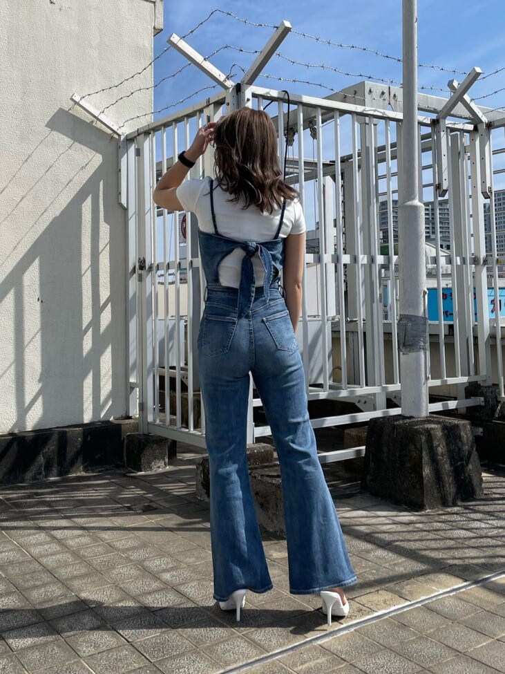 ホワイト系のパンプス、ブルー系のつなぎ/オールインワン、ホワイト系のTシャツ/カットソーを着用したレディースの春コーディネートの2枚目の写真