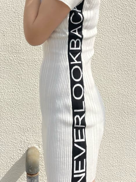 ブルー系のブルゾン、ホワイト系のワンピース、ホワイト系のブーツを着用したレディースの春コーディネートの5枚目の写真