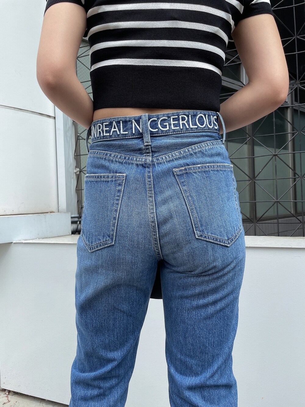 その他のニット/セーター、ブルー系のデニムパンツ、ブラック系のパンプスを着用したレディースの春コーディネートの7枚目の写真