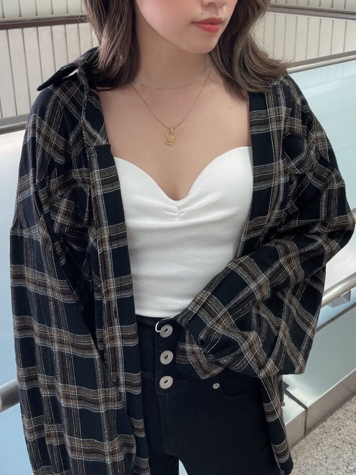 ブラック系のパンプス、ブラック系のその他パンツ、ブラック系のシャツ/ブラウスを着用したレディースの秋コーディネートの3枚目の写真