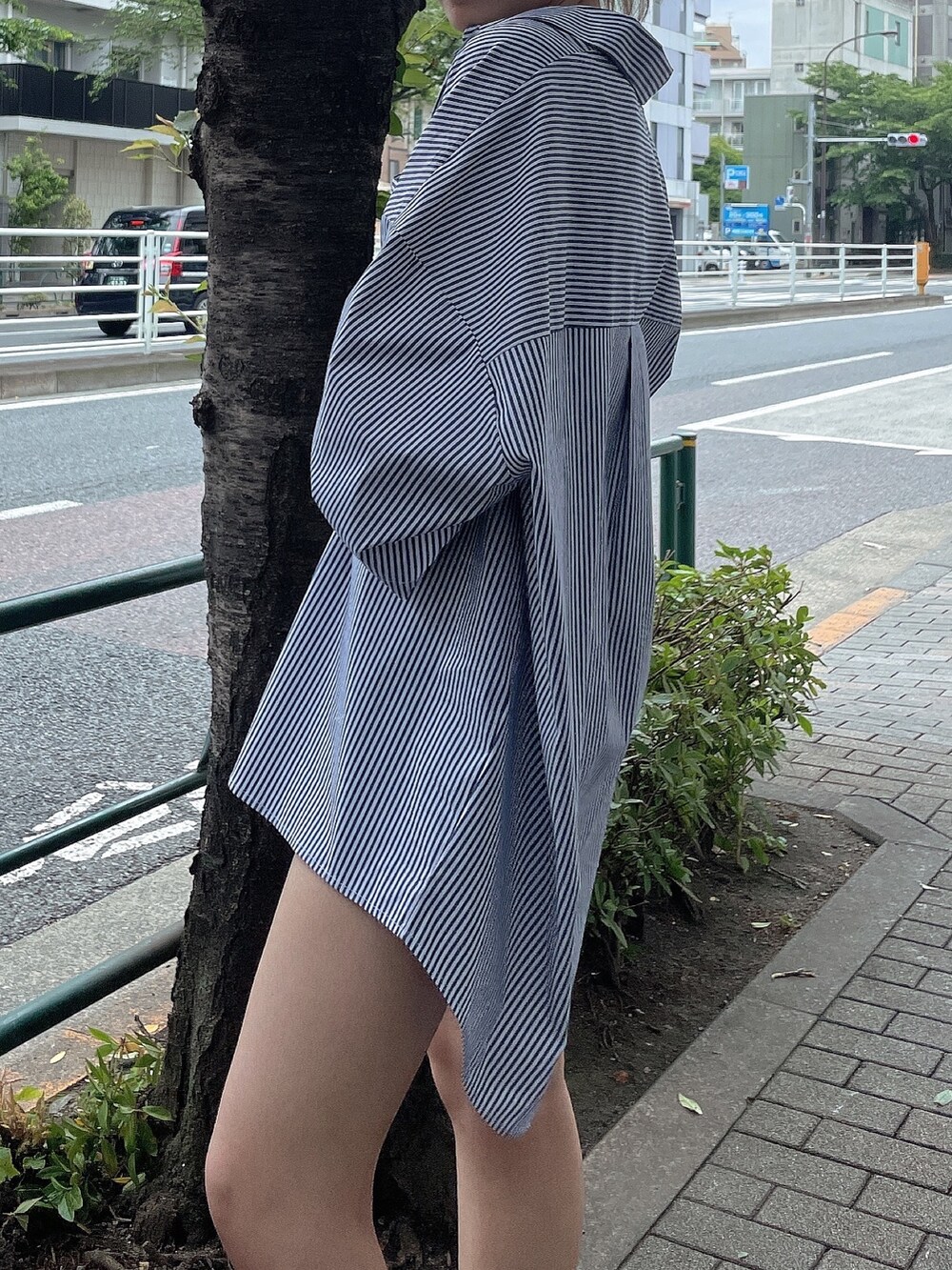 ブルー系のシャツ/ブラウス、ブラック系のブーツを着用したレディースの夏コーディネートの5枚目の写真