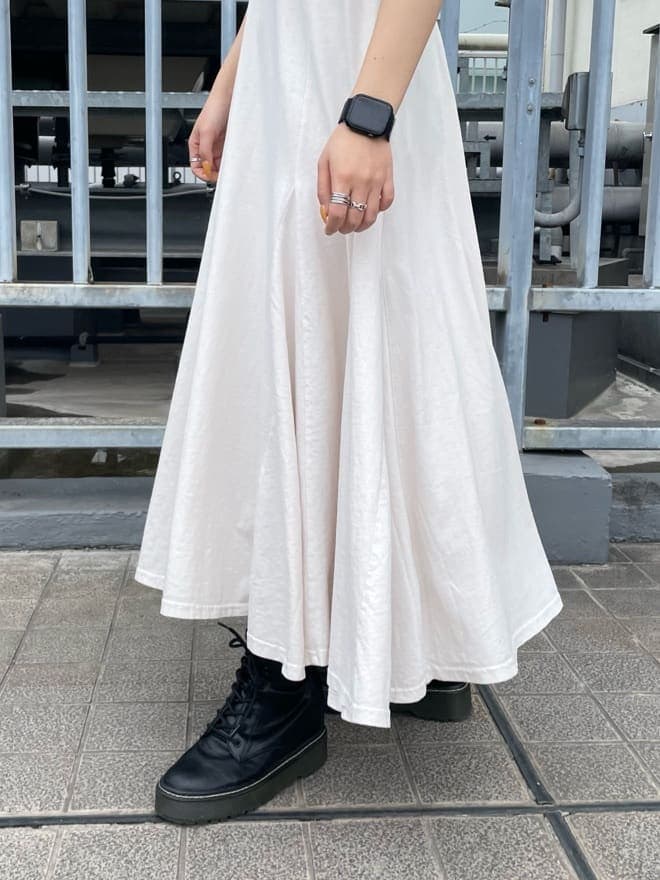 ホワイト系のワンピース、ブラック系のキャップを着用したレディースの春コーディネートの7枚目の写真