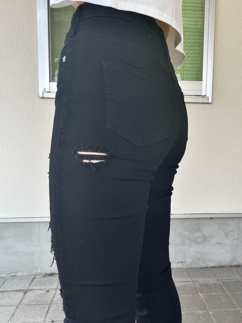 ブラック系のパンプス、ブラック系のその他パンツ、ホワイト系のTシャツ/カットソーを着用したレディースの春コーディネートの7枚目の写真
