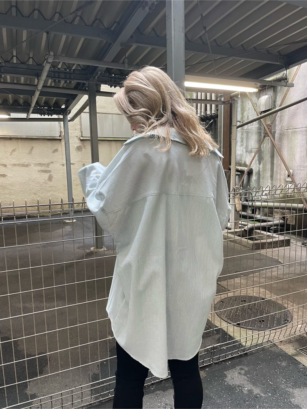ブラック系のデニムパンツ、ホワイト系のサンダル、グリーン系のシャツ/ブラウスを着用したレディースの夏コーディネートの4枚目の写真