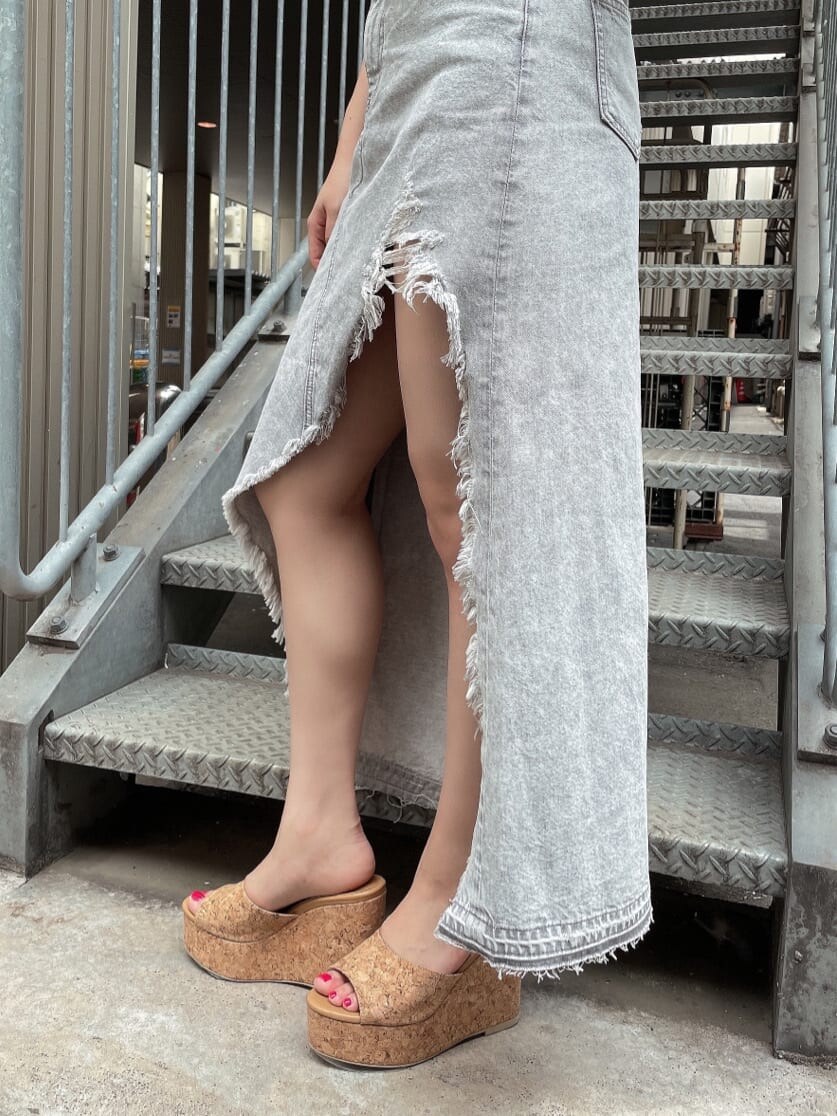 ベージュ系のサンダル、ブラウン系のTシャツ/カットソー、グレー系のデニムスカートを着用したレディースの夏コーディネートの6枚目の写真