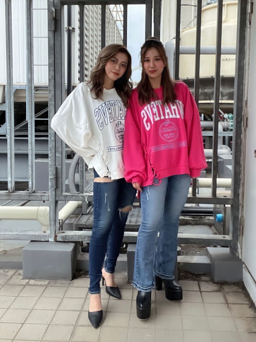 ブルー系のデニムパンツ、ホワイト系のスウェット、ピンク系のスウェットを着用したレディースの秋コーディネートの2枚目の写真