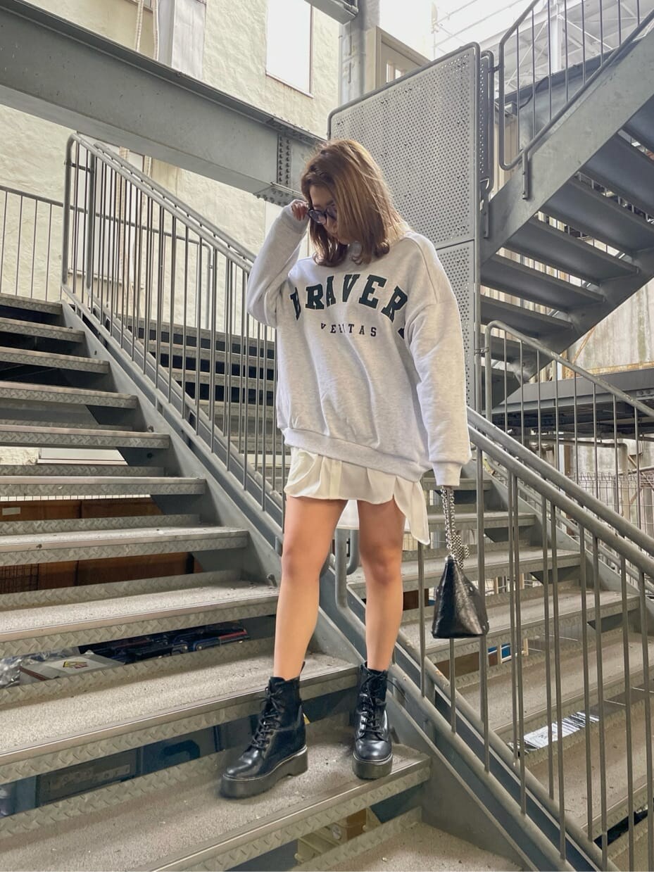 ブラック系のブーツ、グレー系のTシャツ/カットソー、ホワイト系のシャツ/ブラウスを着用したレディースの冬コーディネートの2枚目の写真
