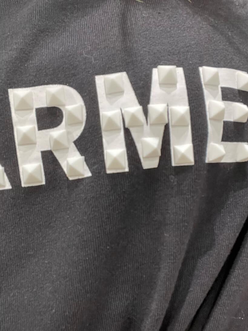 ブラック系のパンプス、ブラック系のデニムパンツ、ブラック系のTシャツ/カットソーを着用したレディースの夏コーディネートの8枚目の写真