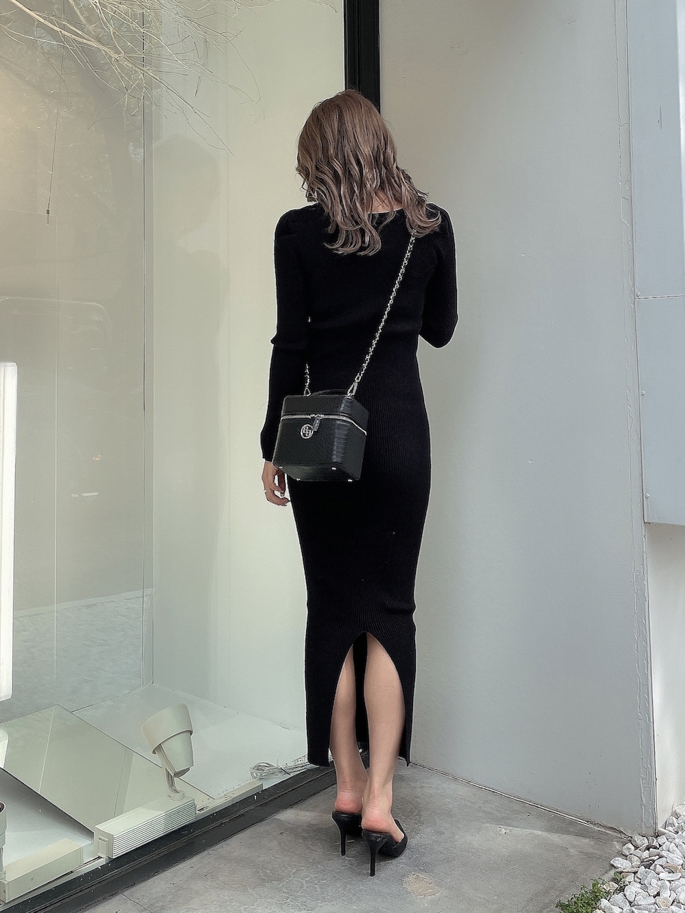 ブラック系のワンピース、グレー系のワンピースを着用したレディースの秋コーディネートの4枚目の写真