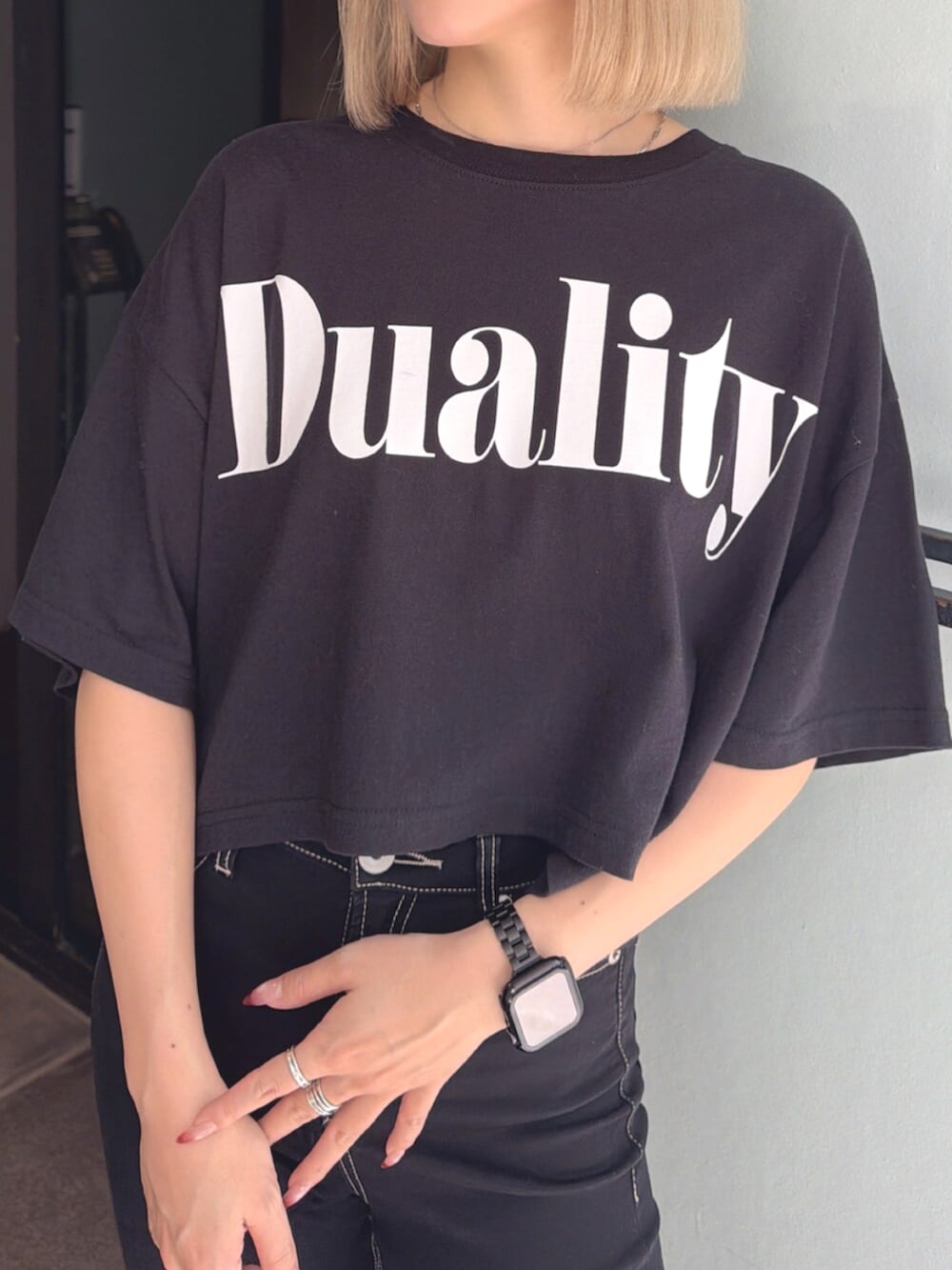 ブラック系のサンダル、ブラック系のTシャツ/カットソー、ブラック系のデニムパンツを着用したレディースの夏コーディネートの5枚目の写真