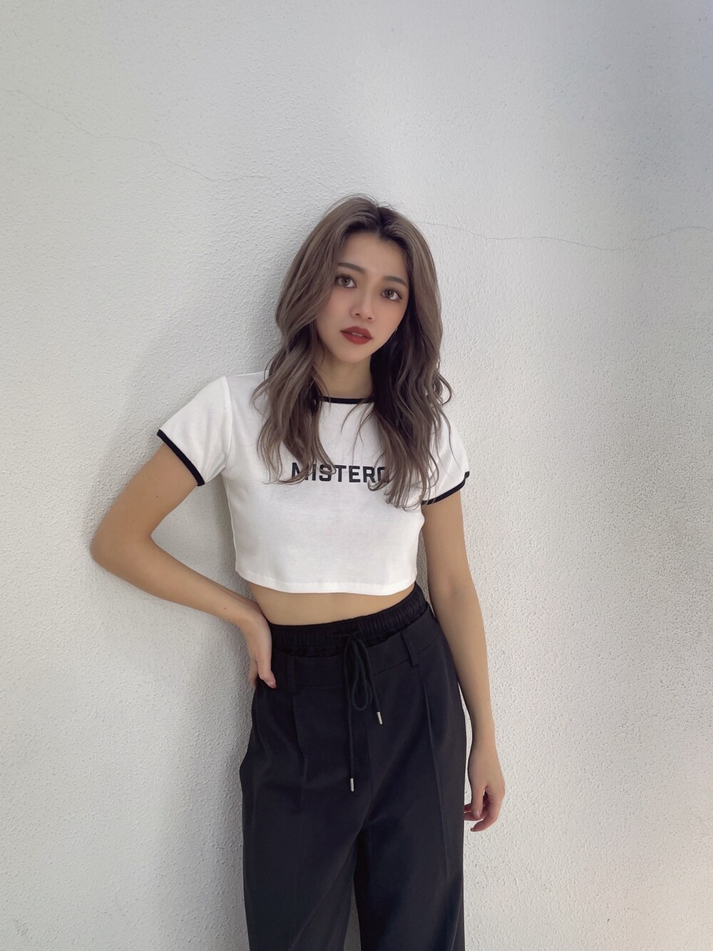 ブラック系のその他パンツ、ブラック系のサンダル、ホワイト系のTシャツ/カットソーを着用したレディースの春コーディネートの4枚目の写真