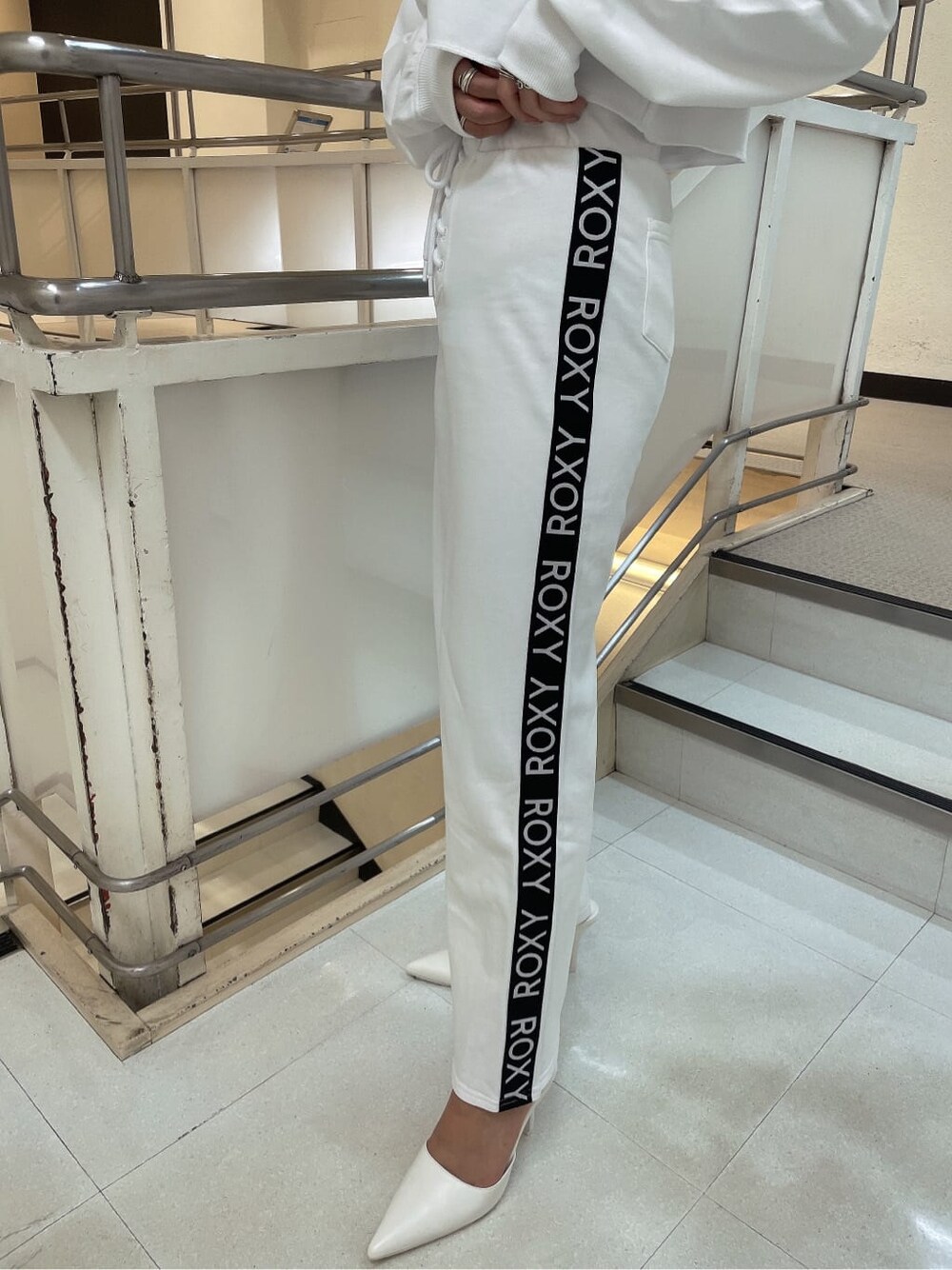 ホワイト系のスウェットパンツ、ブラック系のスウェットパンツ、ホワイト系のスウェットを着用したレディースの秋コーディネートの6枚目の写真