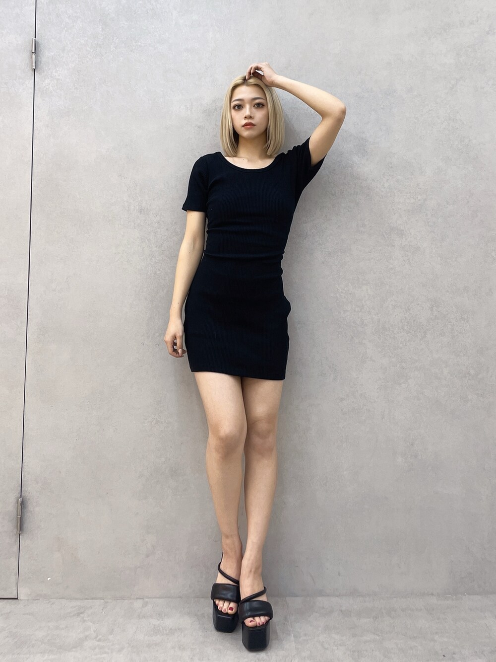 ブラック系のワンピースを着用したレディースの冬コーディネートの2枚目の写真