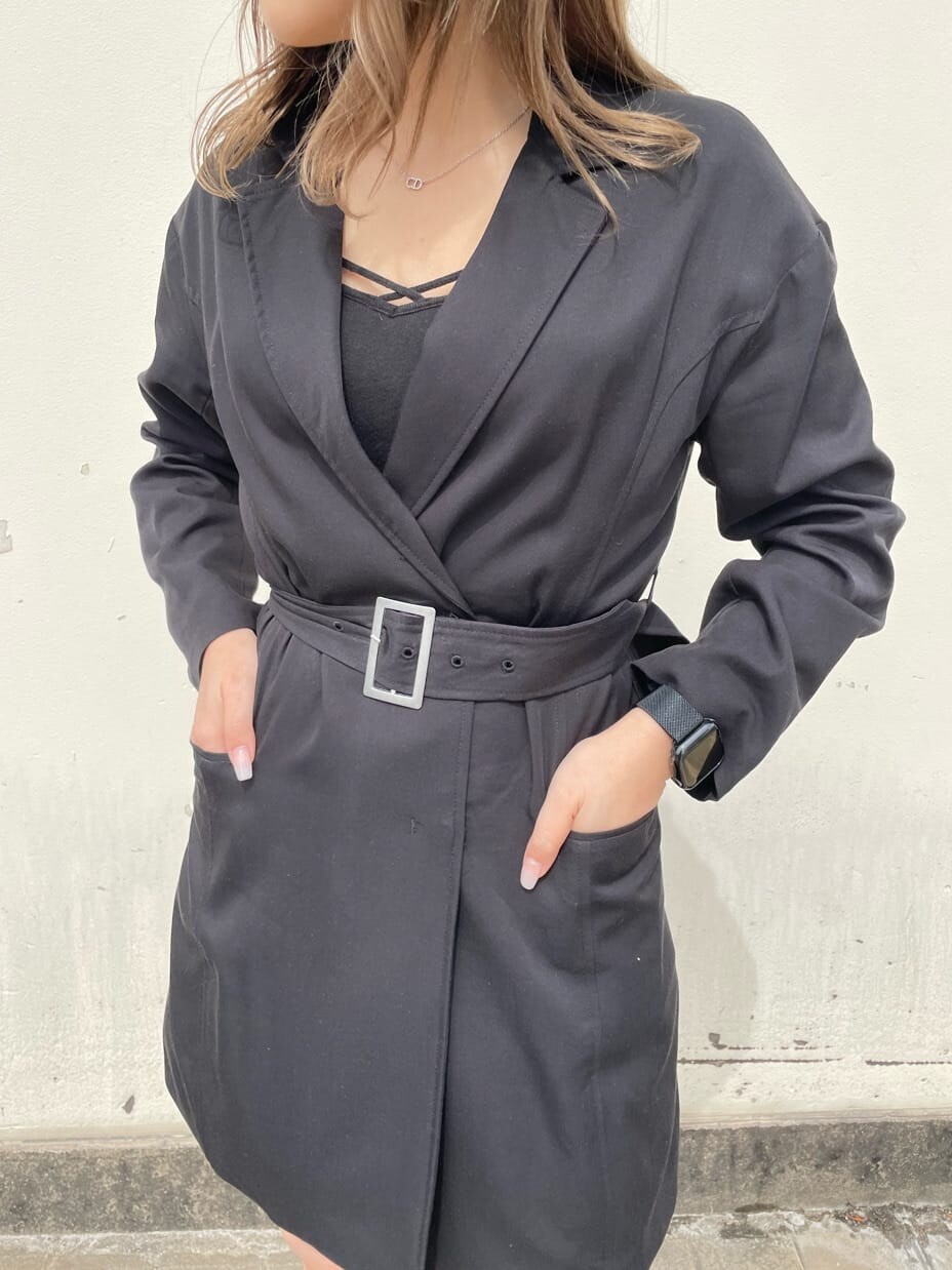 ブラック系のキャミソール、ブラック系のワンピース、ブラック系のブーツを着用したレディースの春コーディネートの6枚目の写真