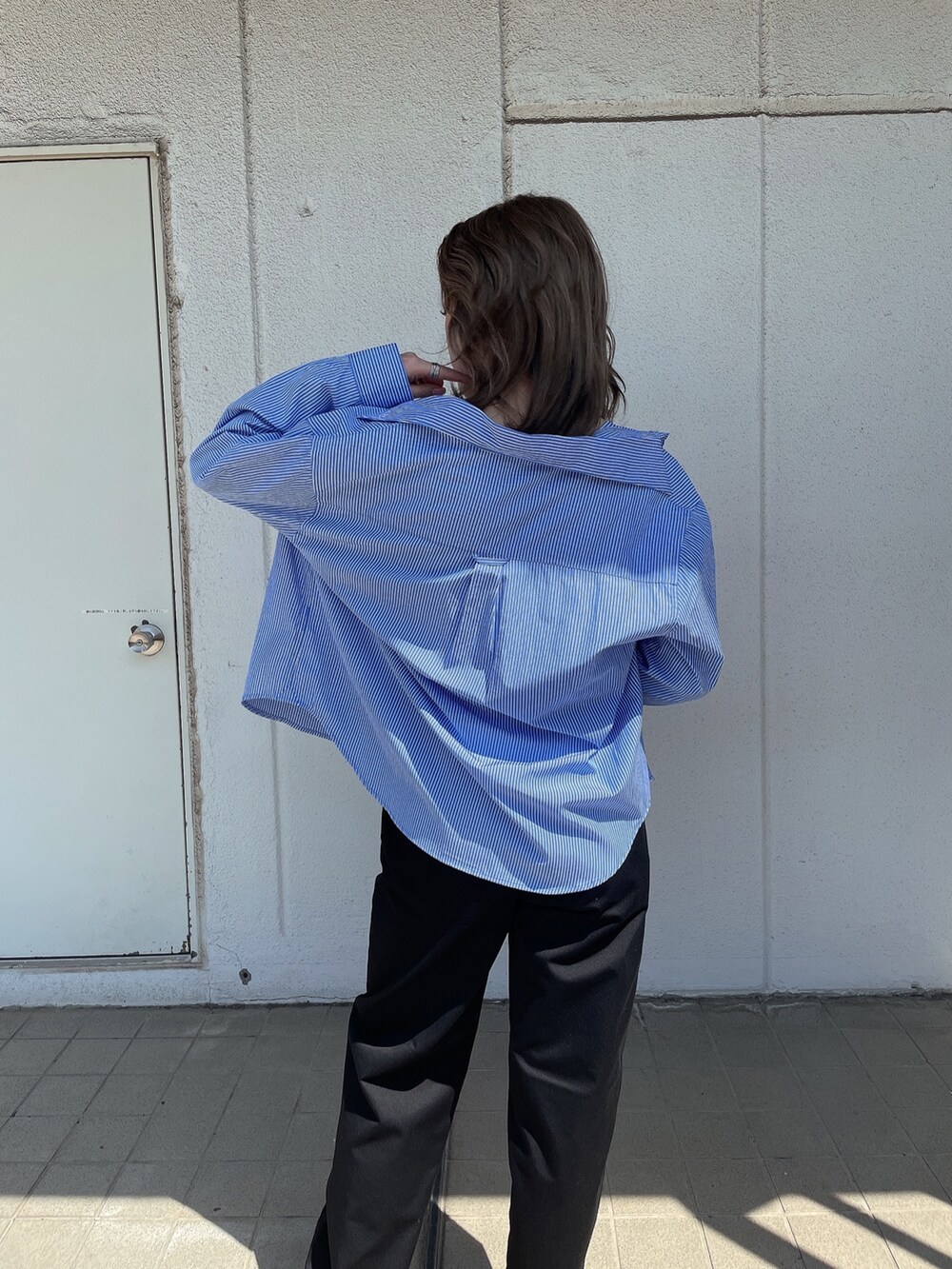 ホワイト系のキャミソール、ブラック系のその他パンツ、ブルー系のシャツ/ブラウスを着用したレディースの春コーディネートの5枚目の写真