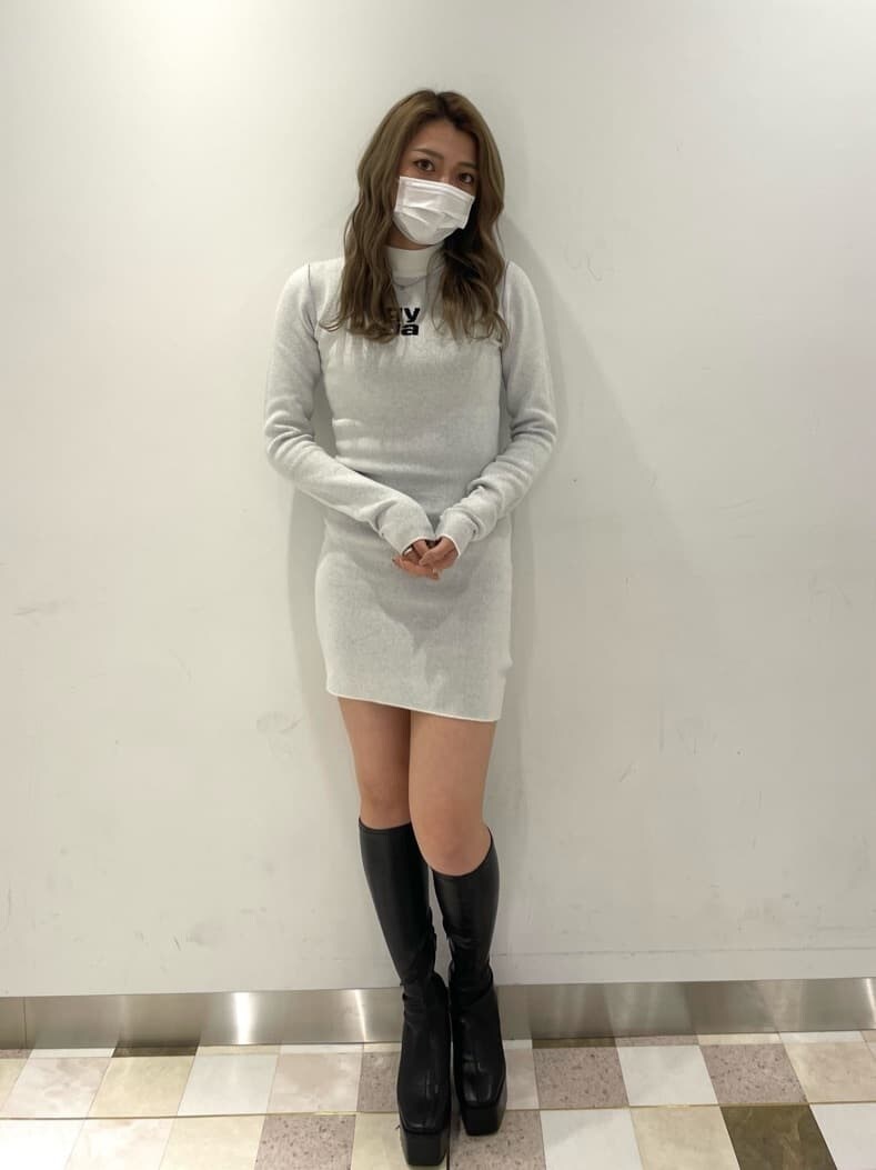 ブラック系のブーツ、グレー系のライダースジャケット、ホワイト系のワンピースを着用したレディースの秋コーディネートの3枚目の写真