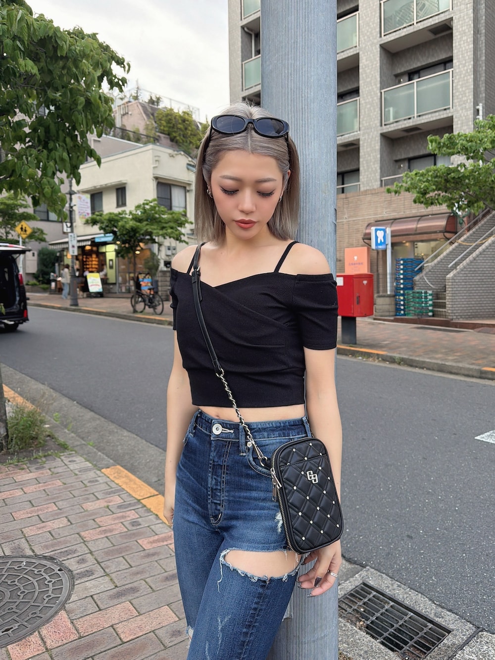 ブラック系のTシャツ/カットソー、ブラック系のショルダーバッグ、ブラック系のサンダルを着用したレディースの夏コーディネートの2枚目の写真