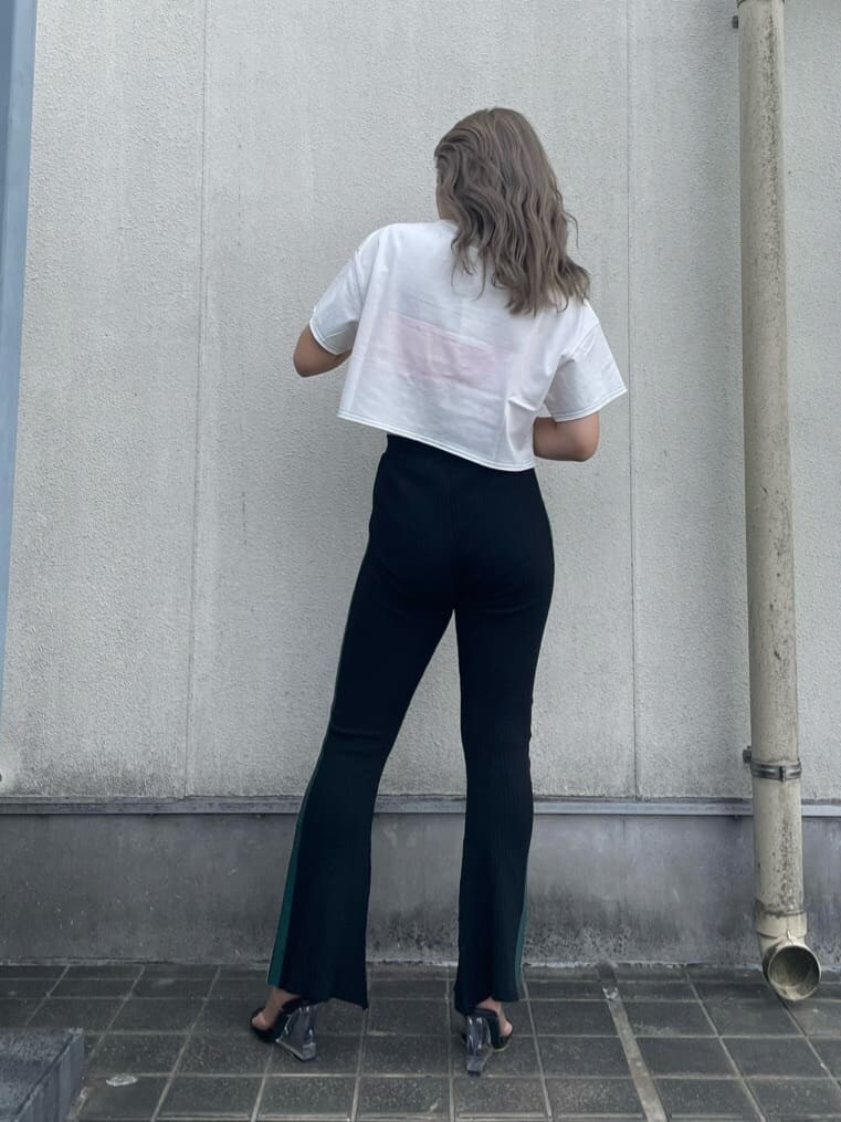 ブラック系のサンダル、ブラック系のその他パンツ、ホワイト系のTシャツ/カットソーを着用したレディースの夏コーディネートの2枚目の写真