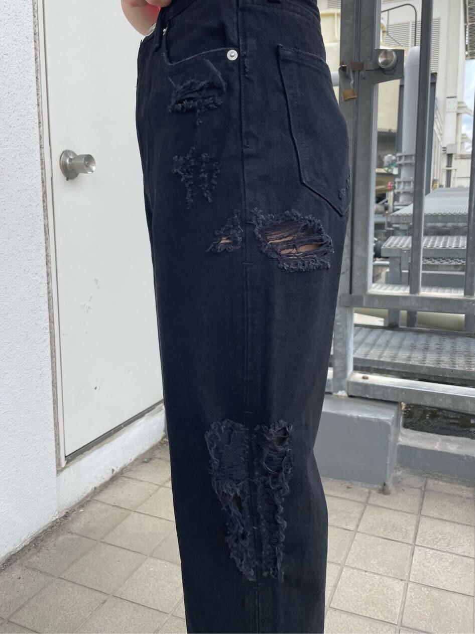 ブラック系のサンダル、ブラック系のデニムパンツ、ピンク系のチューブトップを着用したレディースの夏コーディネートの7枚目の写真