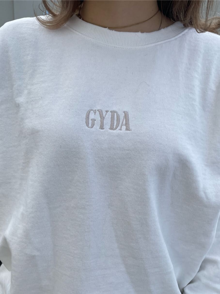 ホワイト系のパンプス、ブルー系のデニムパンツ、ホワイト系のTシャツ/カットソーを着用したレディースの冬コーディネートの4枚目の写真