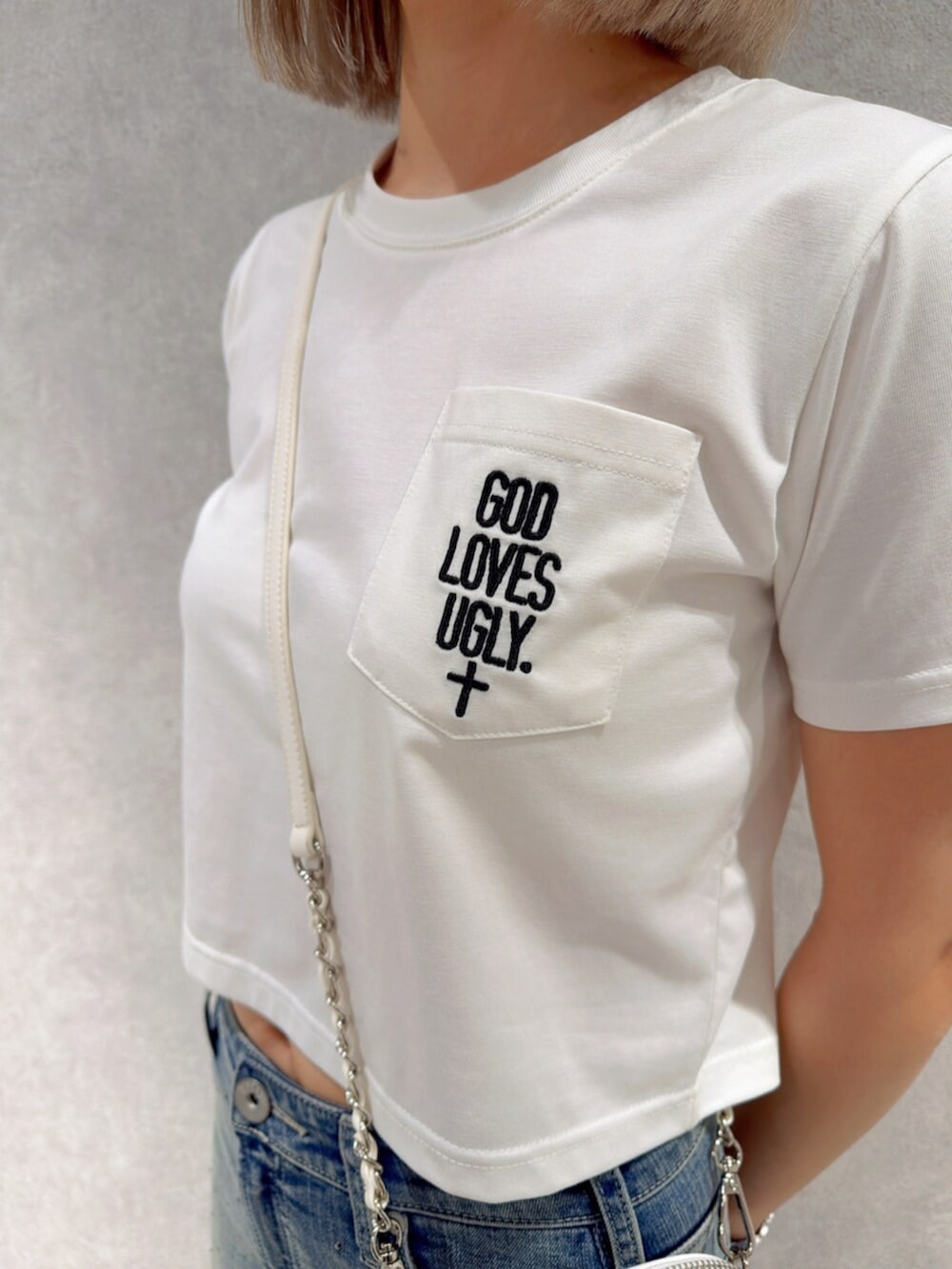 ホワイト系のサンダル、ブルー系のデニムパンツ、ホワイト系のTシャツ/カットソーを着用したレディースの夏コーディネートの5枚目の写真