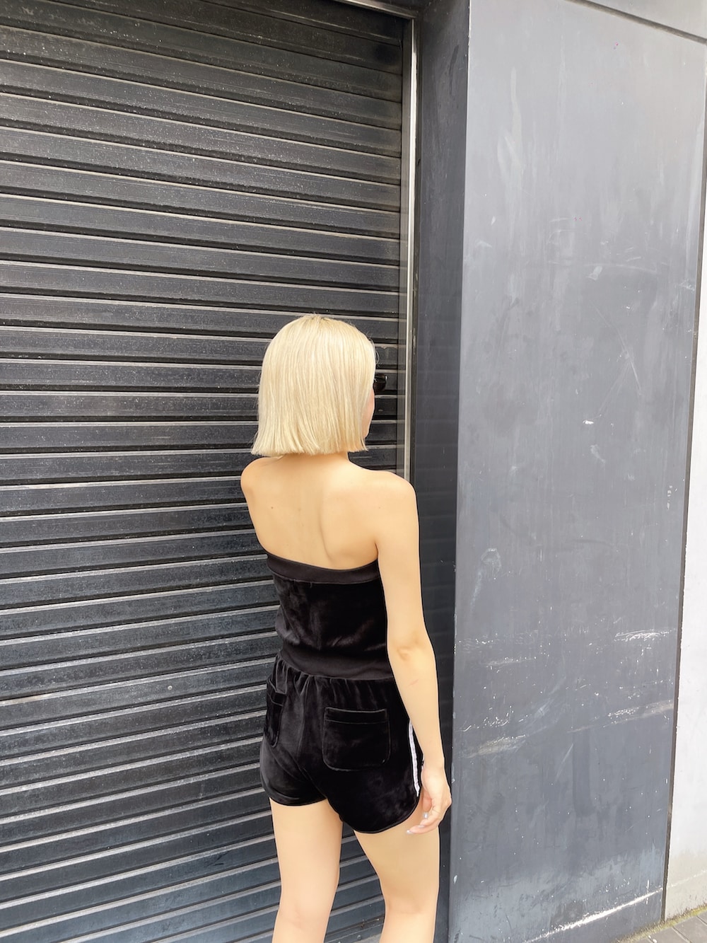 ブラック系のワンピースを着用したレディースの夏コーディネートの4枚目の写真