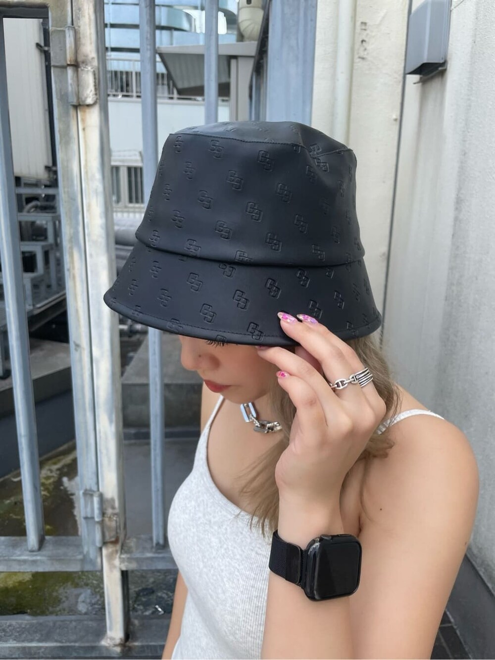 グレー系のワンピース、ブラック系のハットを着用したレディースの夏コーディネートの6枚目の写真