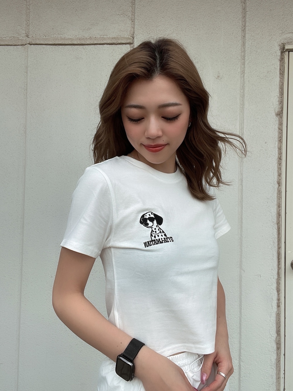 ホワイト系のカーゴパンツ、ホワイト系のTシャツ/カットソーを着用したレディースの夏コーディネートの4枚目の写真