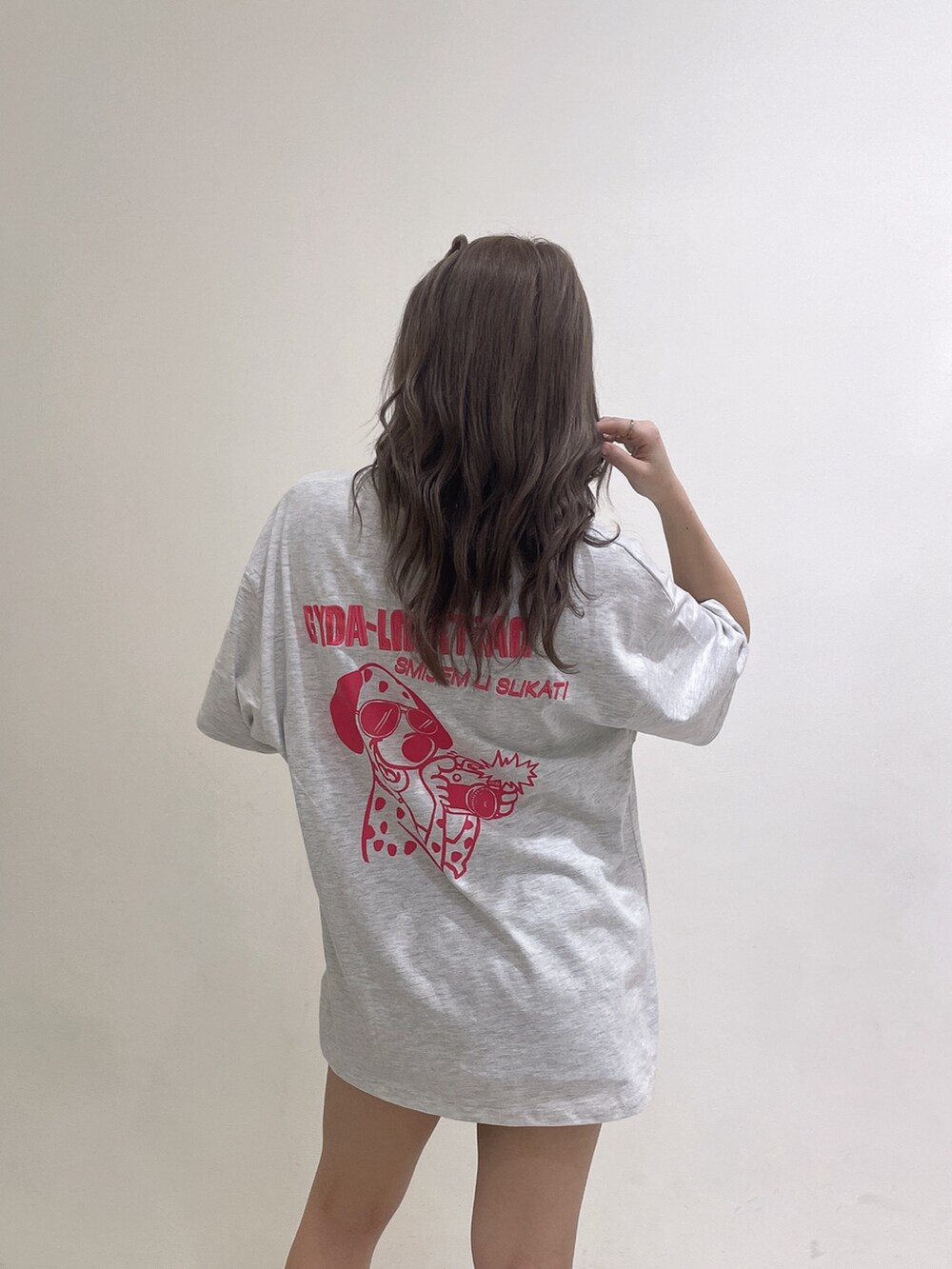 ホワイト系のTシャツ/カットソー、ブラック系のサンダル、ブラック系のソックス/靴下を着用したレディースの春コーディネートの3枚目の写真