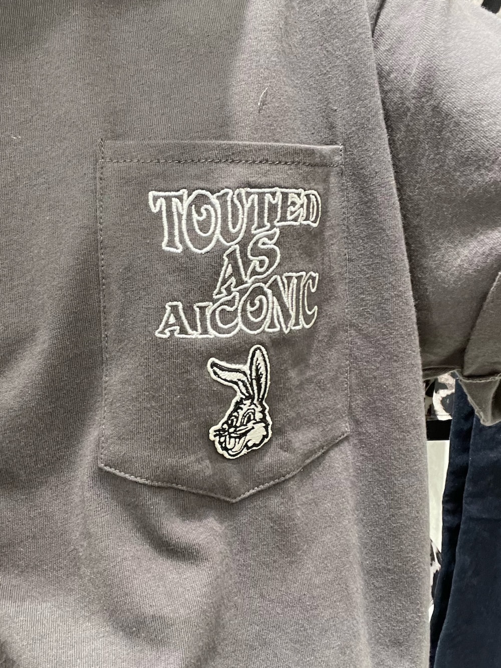 グレー系のTシャツ/カットソー、ブルー系のデニムパンツ、ブラック系のサンダルを着用したレディースの春コーディネートの6枚目の写真