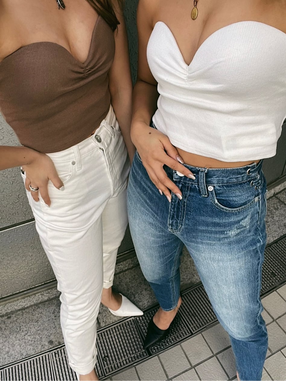 ホワイト系のデニムパンツ、ブルー系のデニムパンツ、ベージュ系のキャミソールを着用したレディースの冬コーディネートの3枚目の写真