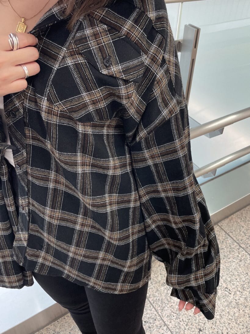 ブラック系のパンプス、ブラック系のその他パンツ、ブラック系のシャツ/ブラウスを着用したレディースの秋コーディネートの5枚目の写真