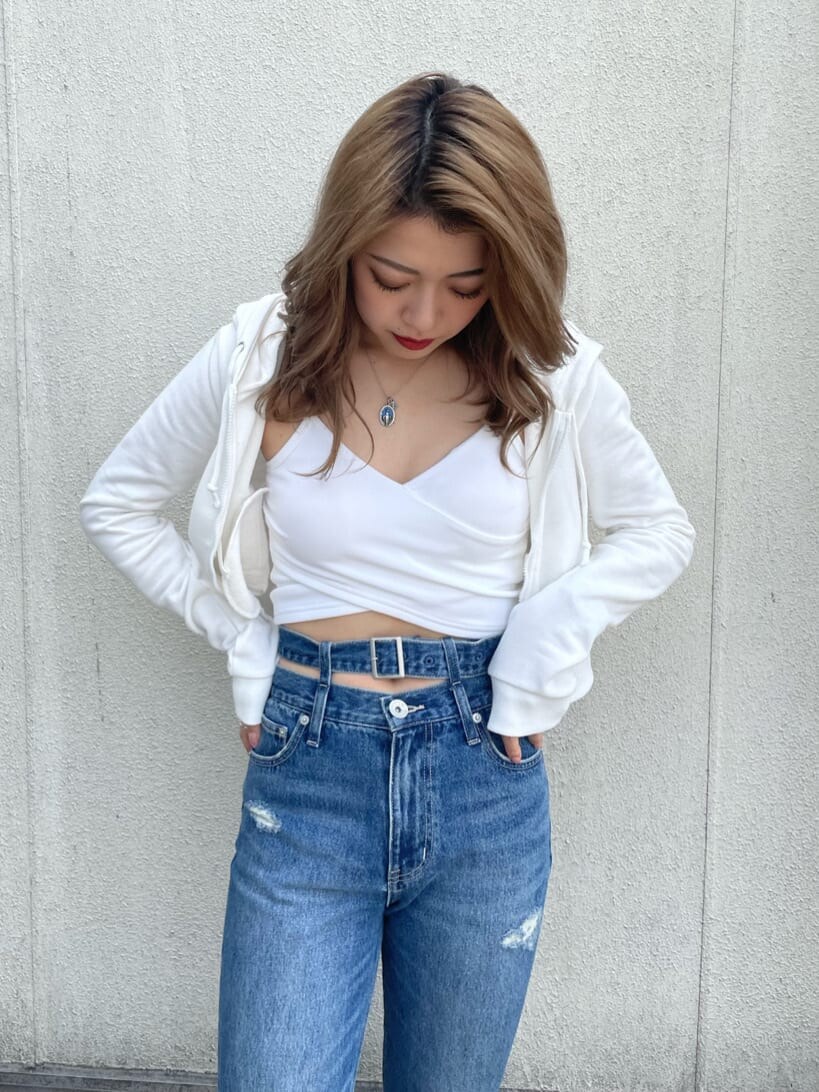 ホワイト系のパンプス、ブルー系のデニムパンツ、ホワイト系のパーカーを着用したレディースの夏コーディネートの2枚目の写真