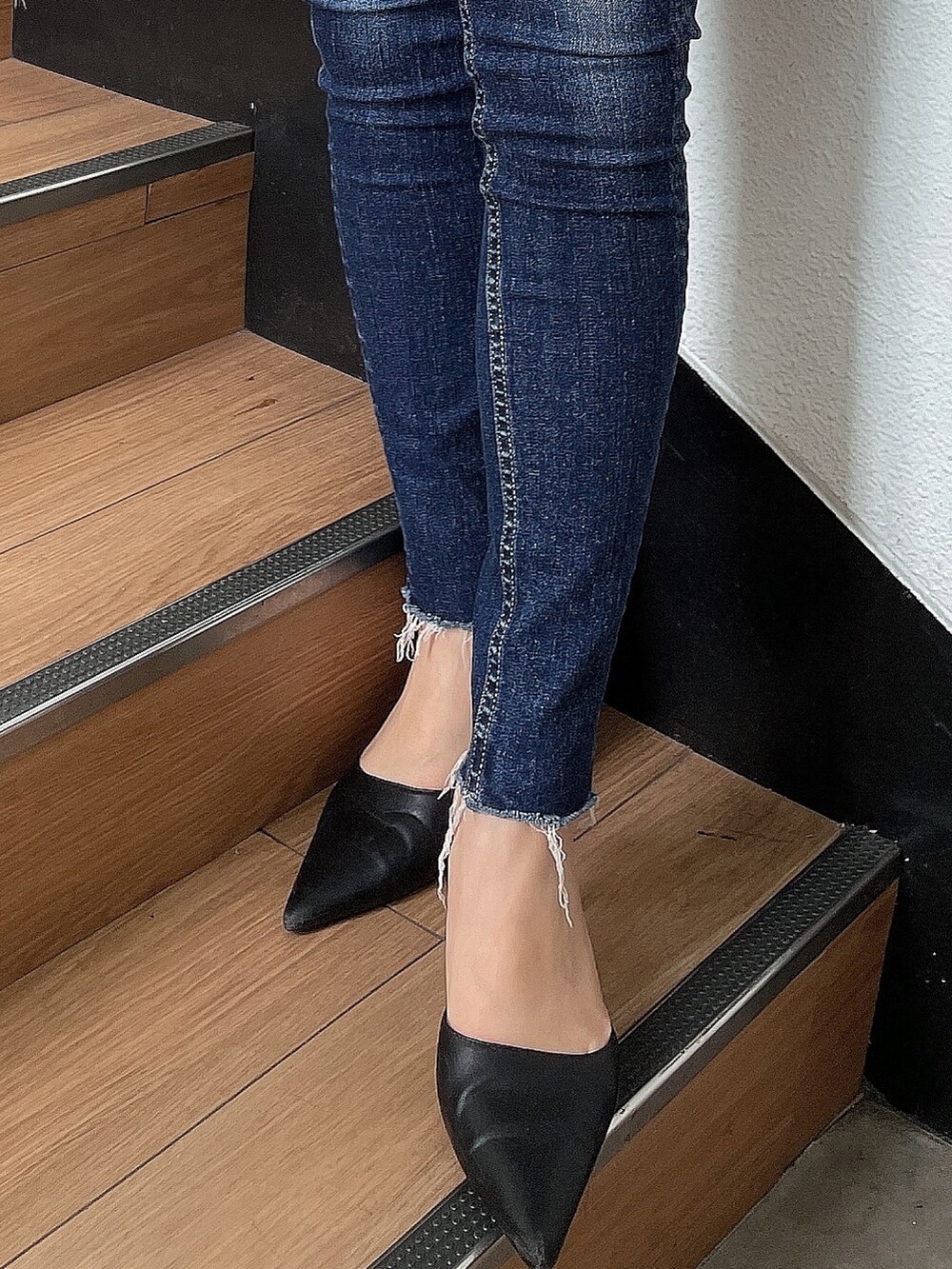 ベージュ系のニット/セーター、ブルー系のデニムパンツ、ブラック系のパンプスを着用したレディースの秋コーディネートの7枚目の写真