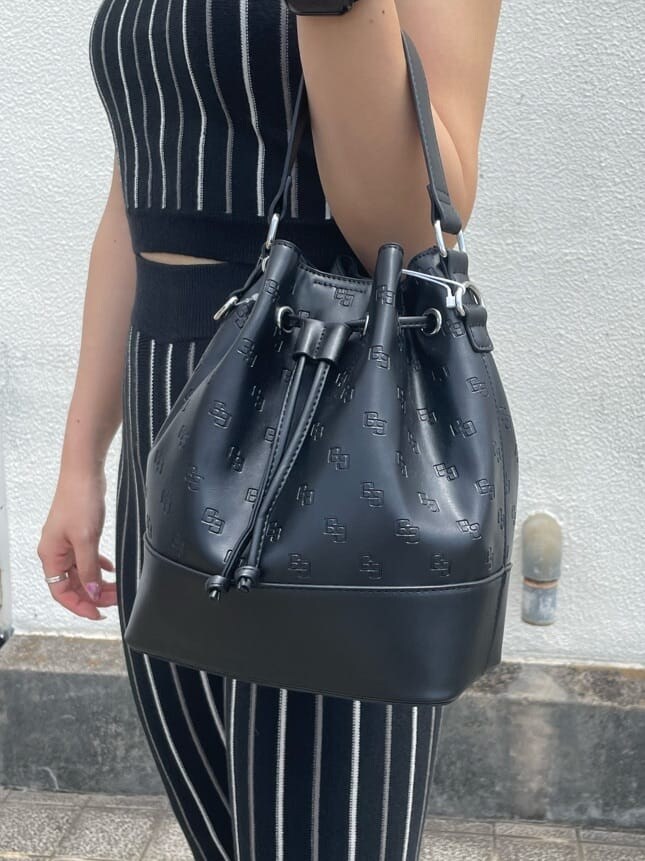 ブラック系のパンプス、ブラック系のその他パンツ、ブラック系のニット/セーターを着用したレディースの夏コーディネートの6枚目の写真