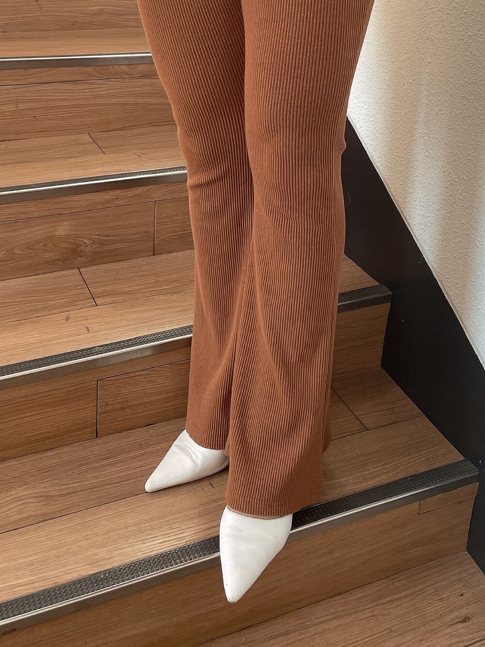 オレンジ系のつなぎ/オールインワン、ブラック系のTシャツ/カットソー、ホワイト系のパンプスを着用したレディースの秋コーディネートの9枚目の写真
