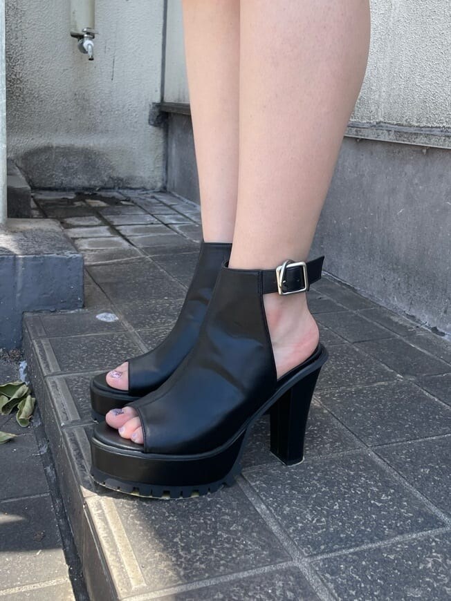 ブラック系のブーツ、グレー系のスカート、ホワイト系のTシャツ/カットソーを着用したレディースの夏コーディネートの8枚目の写真