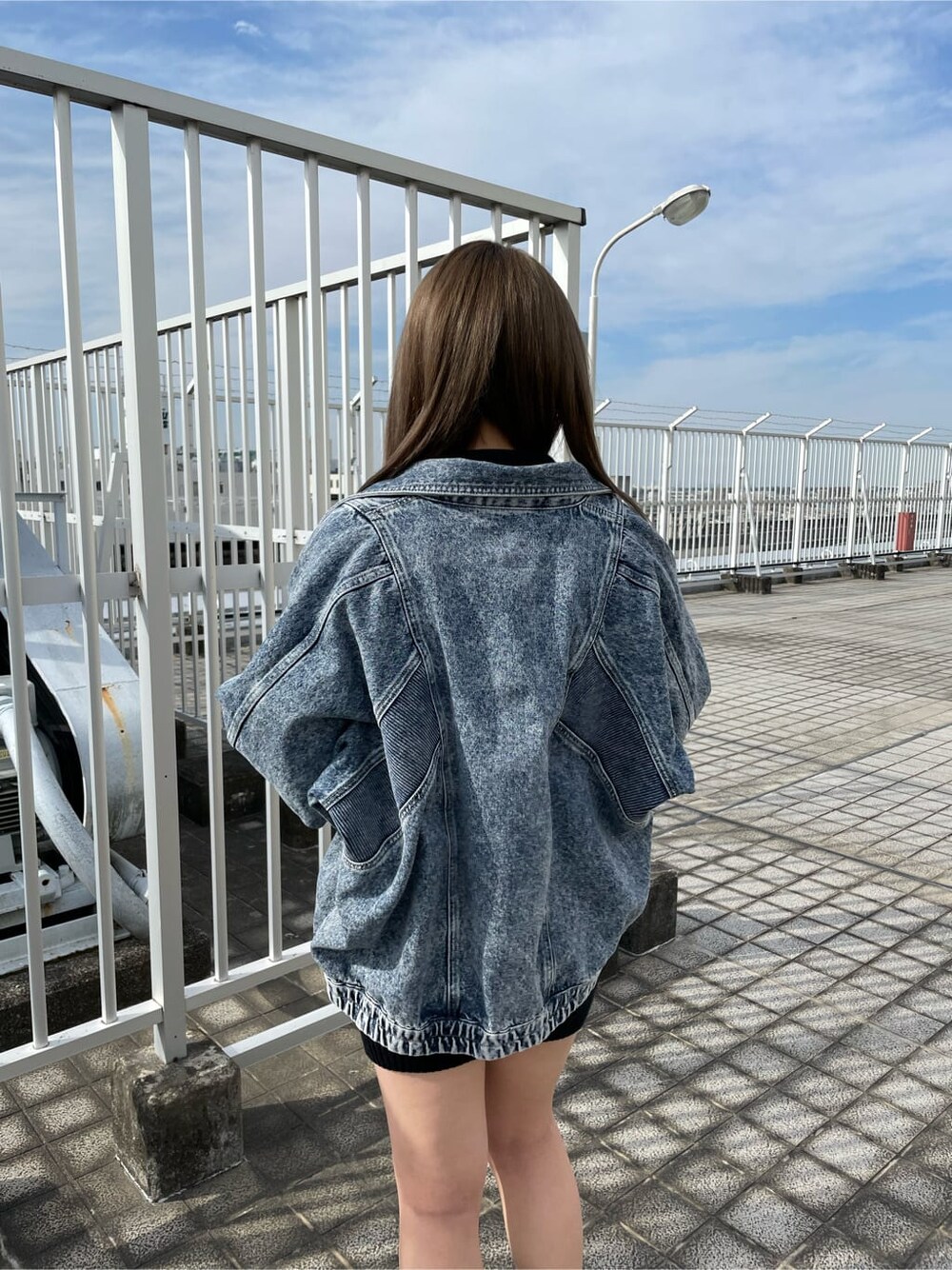 ブラック系のブーツ、グレー系のハンドバッグ、ブルー系のブルゾンを着用したレディースの冬コーディネートの4枚目の写真